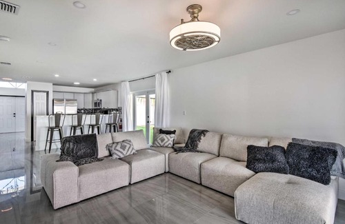 Miami Gardens Casa | Peaceful Miami Gardens Getaway with Lake Views!