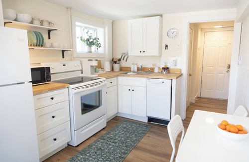 Knightville Apartamento | Peaceful & minutes from the Old Port with private parking