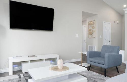 Avon Casa | Peaceful Modern Home near Avon