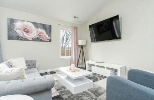 Avon Casa | Peaceful Modern Home near Avon