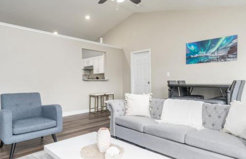 Avon Casa | Peaceful Modern Home near Avon