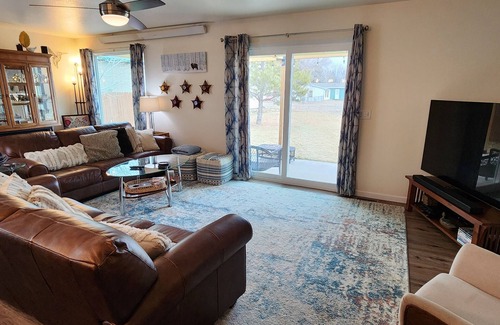 Guernsey Casa | Peaceful Modern House by River and Park in Guernsey