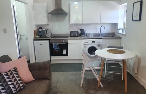 Pershore Apartamento | Peaceful Modern Riverview Apartment With Separate Bedroom and Fully Equipped