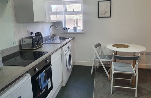Pershore Apartamento | Peaceful Modern Riverview Apartment With Separate Bedroom and Fully Equipped
