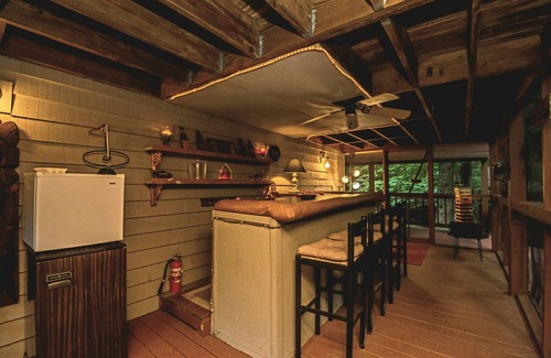 Sevierville Cabina | Peaceful Mountain Cabin Chalet & Wonderful Outdoor Living Space and Sports bar.