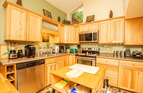 Sevierville Cabina | Peaceful Mountain Cabin Chalet & Wonderful Outdoor Living Space and Sports bar.