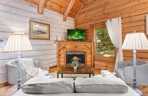 Dahlonega Cabina | Peaceful mountain cabin with hot tub