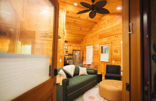 Piper Gap Cabina | Peaceful Mountain Log Cabin Getaway with Hot Tub!