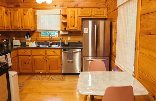 Piper Gap Cabina | Peaceful Mountain Log Cabin Getaway with Hot Tub!