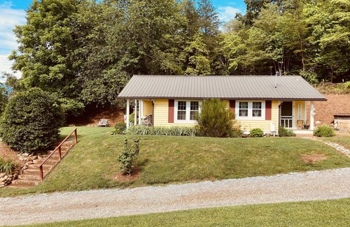 Franklin Casa | Peaceful mountain views, just a short distance to major WNC attractions.