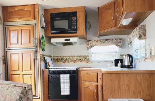 Vulcan County Casa | Peaceful No Haul Trailer Vacation with Rockies View
