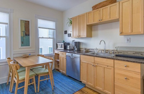 East End Apartamento | Peaceful Oasis on Munjoy Hill 2nd flr 3BR parking
