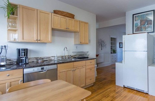 East End Apartamento | Peaceful Oasis on Munjoy Hill 2nd flr 3BR parking