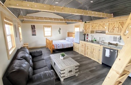 Blanca Cabina | Peaceful off-grid cabin at Alamo Alpaca Ranch PET FRIENDLY