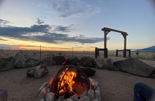 Blanca Cabina | Peaceful off-grid cabin at Alamo Alpaca Ranch PET FRIENDLY