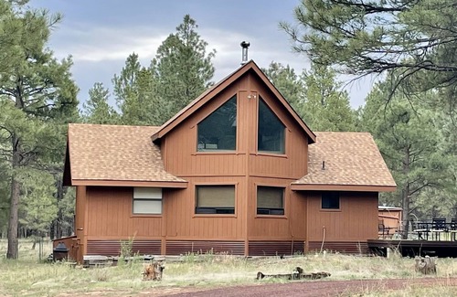 Flagstaff Cabina | Peaceful Pines Cabin -3 fenced acres, trails, slopes, downtown Flagstaff close!
