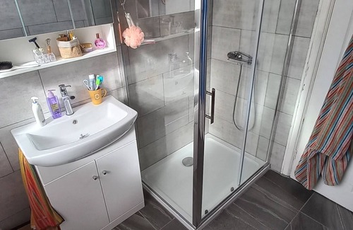 London Borough of Bromley Cabina | Peaceful place to stay with nice on site Restaurants