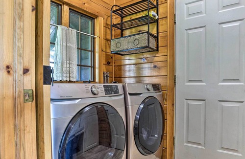 Lake Ariel Cabina | Peaceful Poconos Cabin < 1 Mi to Lake Henry!