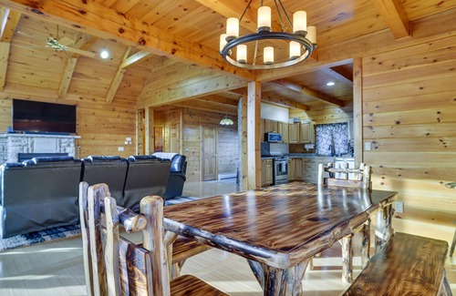 Lake Ariel Cabina | Peaceful Poconos Cabin < 1 Mi to Lake Henry!