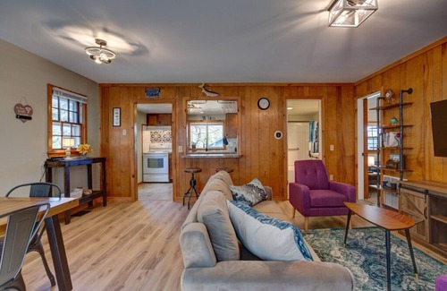 Sciota Cabina | Peaceful Poconos Creekside Cabin w/private trails Hot Tub