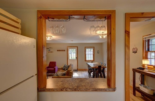 Sciota Cabina | Peaceful Poconos Creekside Cabin w/private trails Hot Tub