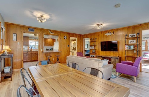 Sciota Cabina | Peaceful Poconos Creekside Cabin w/private trails Hot Tub