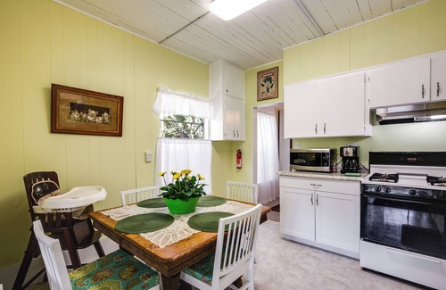 Pomona Park Casa | ¡NUEVO! Pomona Park Home w / Yard -Walk to Lake Broward