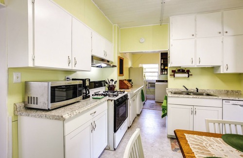 Pomona Park Casa | ¡NUEVO! Pomona Park Home w / Yard -Walk to Lake Broward