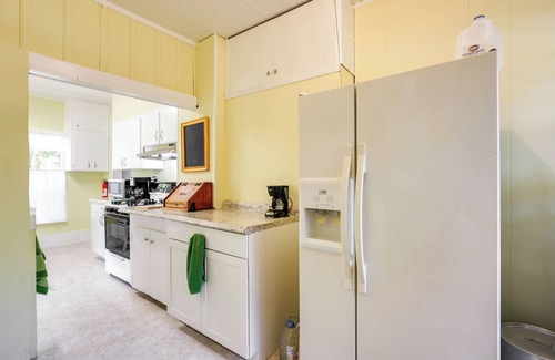 Pomona Park Casa | ¡NUEVO! Pomona Park Home w / Yard -Walk to Lake Broward