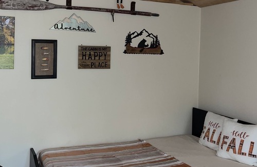 Clearfield Cabina | Peaceful Primitive Riverfront Cabin. Pet Friendly