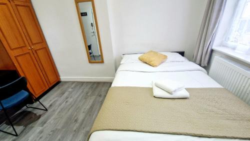 Clayhall Apartamento | Peaceful & Private 2-Bedroom Suite - A London Gem
