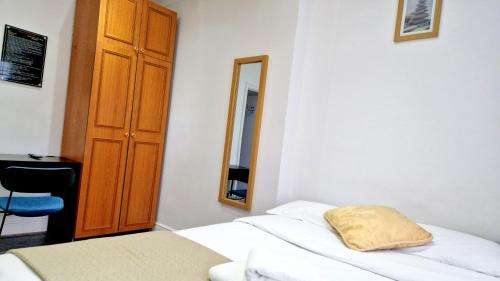 Clayhall Apartamento | Peaceful & Private 2-Bedroom Suite - A London Gem