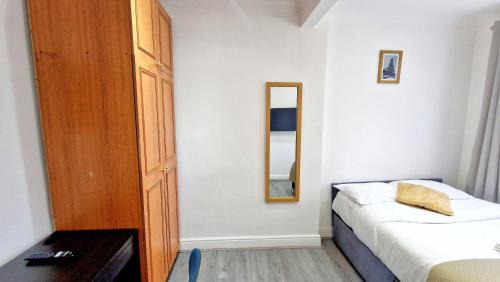 Clayhall Apartamento | Peaceful & Private 2-Bedroom Suite - A London Gem