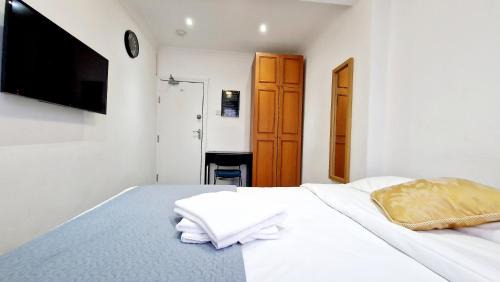 Clayhall Apartamento | Peaceful & Private 2-Bedroom Suite - A London Gem