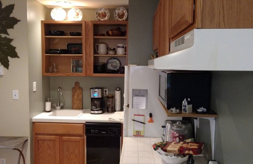 Lake Oswego Apartamento | Private Peaceful bellamente amueblado Aire Cond. Apartamento-Libre wify y cable.