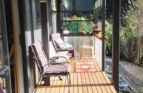 Waikawa Casa | Peaceful quiet environment; 6 minutes to Picton; close to marinas; pet friendly.