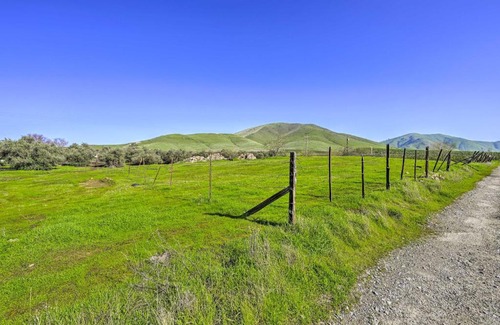 Woodlake Casa | Peaceful Ranch Home with Sierra Nevada Views