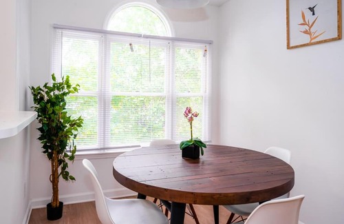 Durham Apartamento | Viagem Bright and Green 1BR with Parking