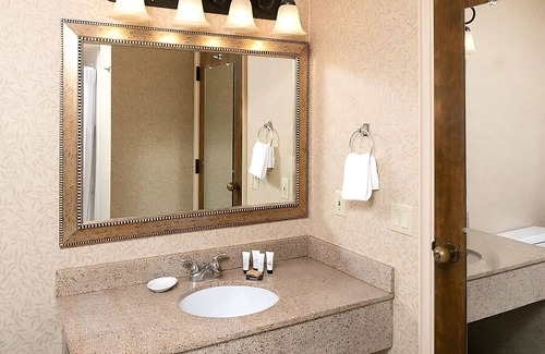 Redding Complejo | Peaceful Retreat! Comfortable Unit Close to Turtle Bay Exploration Park! Pool!