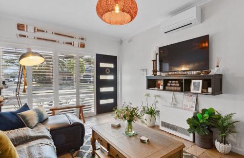 Semaphore Apartamento | Peaceful Retreat Steps from Semaphore Beach