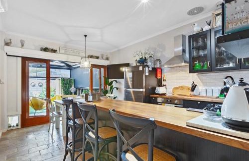 Semaphore Apartamento | Peaceful Retreat Steps from Semaphore Beach