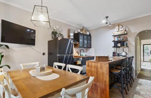 Semaphore Apartamento | Peaceful Retreat Steps from Semaphore Beach
