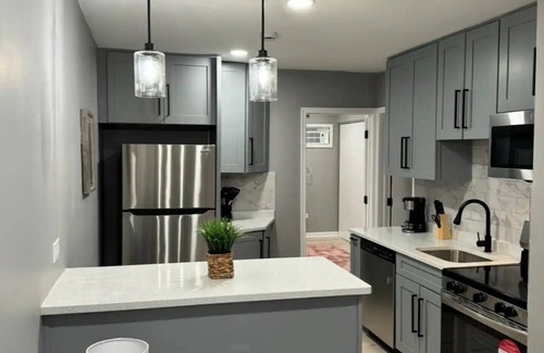 Franklin Park Apartamento | Peaceful Retreat: 10Mins to Airport, Free Parking