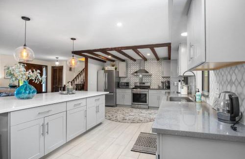 Kenmore Casa | Peaceful Retreat w Pizza Oven Hottub FirePit Views