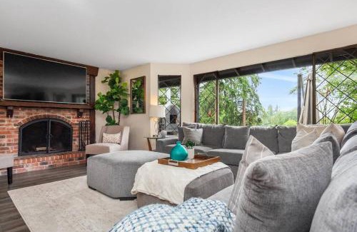 Kenmore Casa | Peaceful Retreat w Pizza Oven Hottub FirePit Views