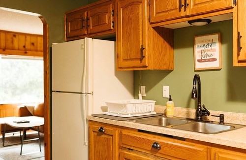Amery Cabina | Peaceful Riverside Cabin