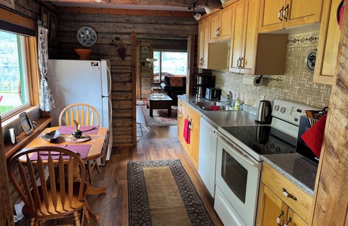 Okanagan-Similkameen Cabaña | Peaceful, romantic hideaway surrounded by vineyards.