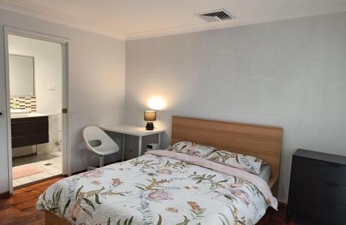 Baulkham Hills Casa | Peaceful Room with Attached Bathroom in Modern, Baulkham Hills Home - BH0