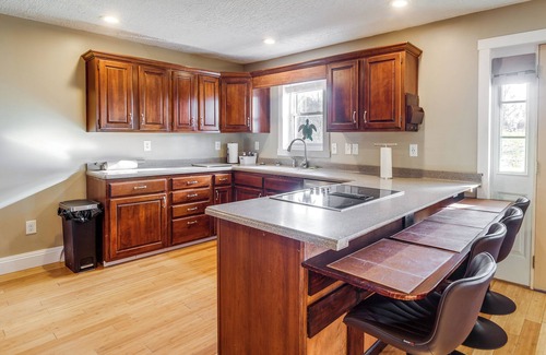 Russell Springs Cabaña | Peaceful Russell Springs Home w/ Fire Pit & Pond!