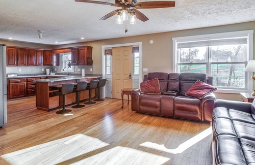 Russell Springs Cabaña | Peaceful Russell Springs Home w/ Fire Pit & Pond!